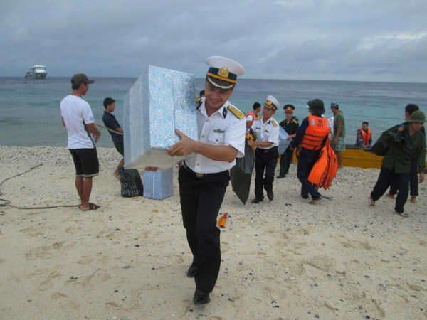 ຂອງຂວັນໃນໂອກາດບຸນປີໃໝ່ຈາກເຂດດິນຕໍ່ແຜ່ນຝາກມານັກຮົບຢູ່ເກາະເຈື່ອງຊາ